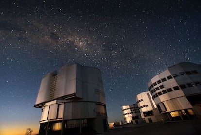 Los cuatro telescopios del conjunto VLT, en Chile, cada uno con un espejo principal de 8,2 metros de di&aacute;metro.