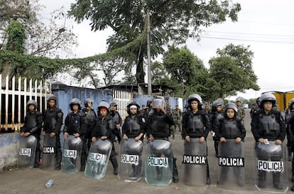 Policía nicaragüense están parados en la frontera entre Costa Rica y Nicaragua