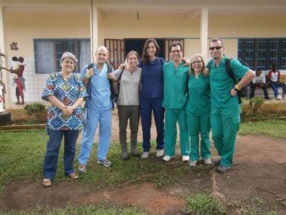 De izquierda a derecha: la hermana Ana, Emilio, Ana, Lucía, Dani, Mila y Jaime, frente al hospital de Monavebe.