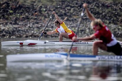 La piragüista española Adriana Paniagua compite en una regata clasificatoria de C1 200 metros femeninos durante el Mundial de Piragüismo que se celebra en Racice (República Checa).