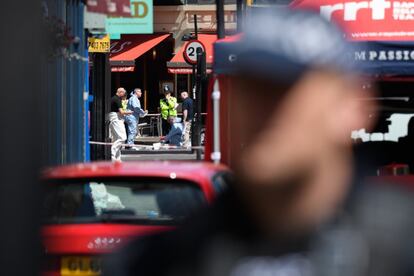 Varios agentes de la policía buscan pruebas en uno de los lugares donde se produjeron los ataques terroristas en el centro de Londres.