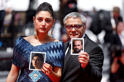 La actriz Golshifteh Farahani y el director Mohammad Rasoulof, este viernes en Cannes con fotografías de miembros del reparto que permanecen en Irán.