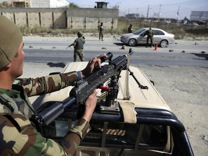 Soldados afganos en un puesto de control, este miércoles en Kabul.