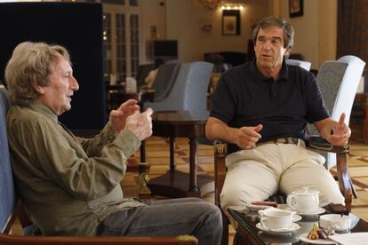 El&iacute;as Querejeta conversa con el ex-portero Luis Arconada en un encuentro con motivo del centenario del equipo de f&uacute;tbol de la Real Sociedad en agosto de 2009. 