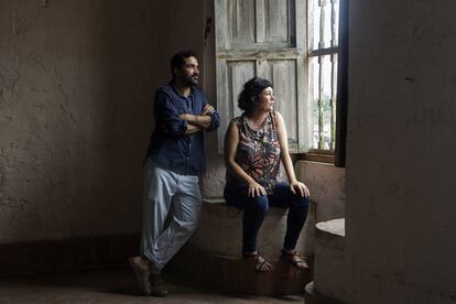 Rui Dinis y Lourdes Gutiérrez, en el museo de la Real Aduana en Portobelo.