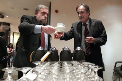 Gómez (derecha) comparte un café con Octavio Granado, responsable de Seguridad Social.