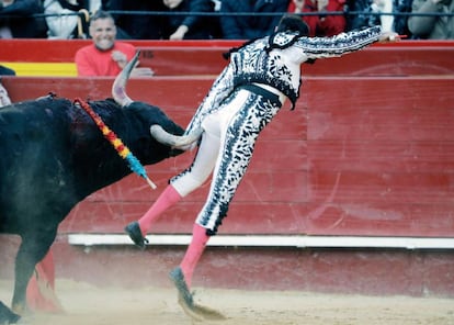 Enrique Ponce, en el momento de ser prendido por su segundo toro.