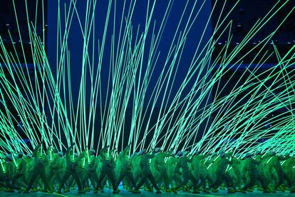 El espectáculo inaugural de los Juegos se dividió en 15 segmentos, que incluían el desfile de las delegaciones nacionales y el encendido de la Llama Olímpica, y estuvo dirigido por el reconocido cineasta chino Zhang Yimou, quien también llevó la batuta de las ceremonias de apertura y cierre de los Juegos de Pekín 2008.
