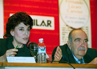 Entre otras distinciones y premios, Lázaro Carreter era Comandeur dans l4Ordre des Arts et de Lettres de Francia, poseía la Creu de Sant Jordi, y fue Premio Aragón de las Letras en 1990. También obtuvo el Premio de Periodismo Manuel Aznar y Manuel de Cavia, el Premio Internacional Menéndez Pelayo, y el Premio Nacional de Periodismo Miguel Delibes. En la imagen, junto a la actriz Charo López.