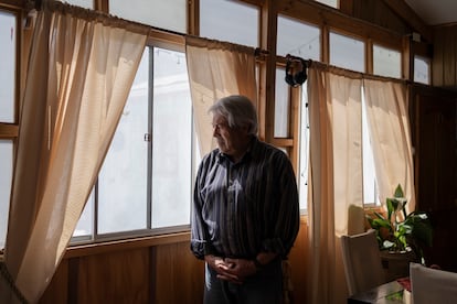 Habitante de Hierro Viejo, un pueblo de la provincia de Petorca, Germán también es locutor de radio. Según recuerda, cuando llegó a esa localidad hace más de 20 años para montar un campamento de verano para niños, todavía había agua en el río Petorca: “La gente iba a bañarse al río, se formaban unas pozas espectaculares”.  Este verano, su municipio, que se abastece por un programa del Gobierno para zonas rurales, ha sufrido cortes de agua permanentes. Los vecinos se han visto obligados a acumular agua en baldes y botellas, y también han aprendido a reciclarla.