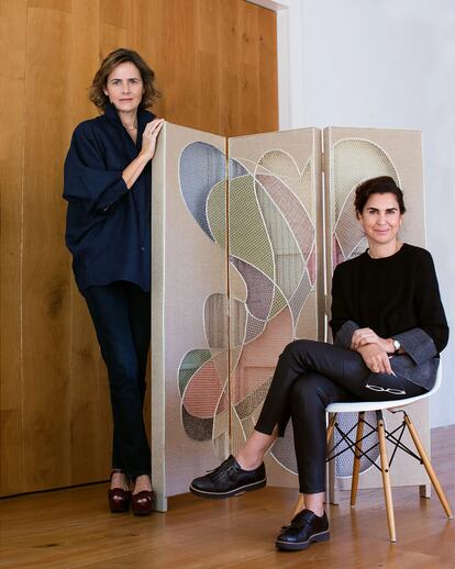 Silvia Delgado de Torres (de pie) y Teresa Muñoz-Rojas con el biombo Pléyade, con un dibujo de la escultora Blanca Muñoz realizado por el taller de JM Martínez Hurtado.