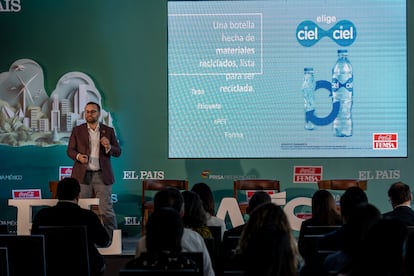 Jordi Cueto-Felgueroso, gerente de sostenibilidad a nivel global de Coca-Cola FEMSA, ofreció una conferencia sobre las medidas de sustentabilidad que implementan en la empresa.