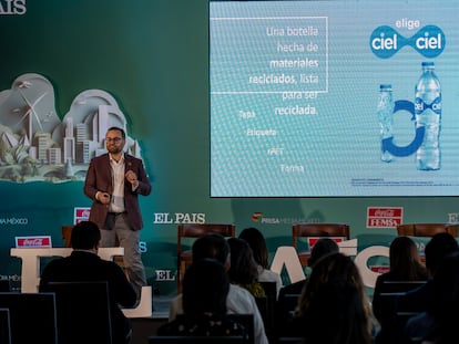 Jordi Cueto-Felgueroso, gerente de sostenibilidad a nivel global de Coca-Cola FEMSA, ofrece una conferencia sobre las medidas de sustentabilidad que implementan el a empresa, en el marco del foro Futuro Sustentable en Ciudad de México el día 13 de marzo de 2024, organizado por Prisa.Media México y FEMSA.