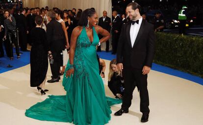 Serena Williams y su prometido, Alexis Ohanian, en la gala del Met del pasado mayo.