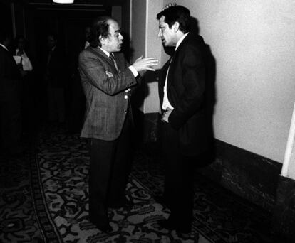 Junio de 1978. Pleno del Congreso sobre el Tratado de Pesca: Jordi Pujol y Adolfo Suárez conversando en un pasillo del Parlamento.