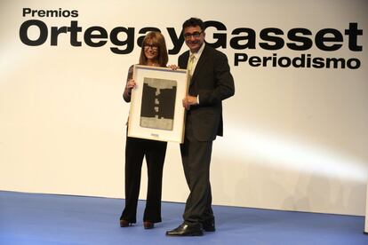 Pedro Armestre, premio de Fotoperiodismo, recibe el galardón de manos de la fotógrafa Marisa Flórez.