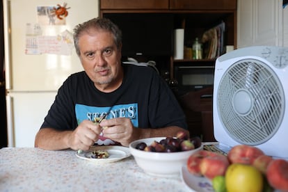 Juan Pablo Rumbo en la cocina de su casa de Badajoz al lado del ventilador, el 5 de agosto.