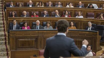 Pablo Casado se dirige a la bancada socialista en el Congreso.