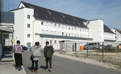 Tres africanos caminan frente a un centro para solicitantes de asilo en Baviera. 