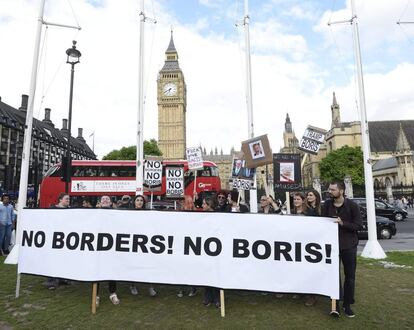 Varios manifestantes que apoyan la permanencia del Reino Unido en la Uni&oacute;n Europea, se reunieron ayer delante del Parlamento brit&aacute;nico y de la residencia del primer ministro brit&aacute;nico, David Cameron, en la calle n&uacute;mero 10 de Downing Street en Londres, 