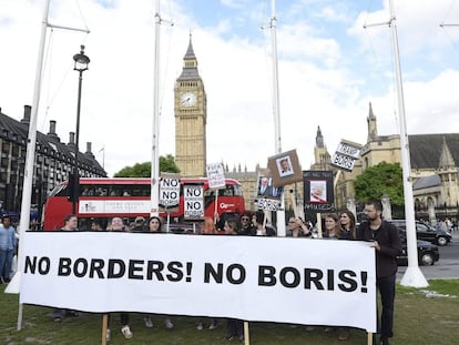Varios manifestantes que apoyan la permanencia del Reino Unido en la Uni&oacute;n Europea, se reunieron ayer delante del Parlamento brit&aacute;nico y de la residencia del primer ministro brit&aacute;nico, David Cameron, en la calle n&uacute;mero 10 de Downing Street en Londres, 