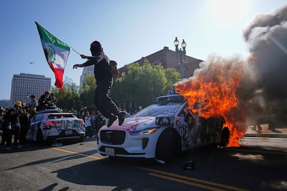 Tercer día de protestas en Los Ángeles contra redadas de ICE moviliza a cientos de personas 4 Un taxi Waymo incendiado por manifestantes arde cerca del centro de detención metropolitano del centro de Los Ángeles, este domingo, tras la protesta por la redada de inmigración de anoche.