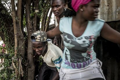 Vecinos del barrio de Musaga en Bujumbura (Burundi) huyen del fuego abierto en la zona de las protestas contra el gobierno.