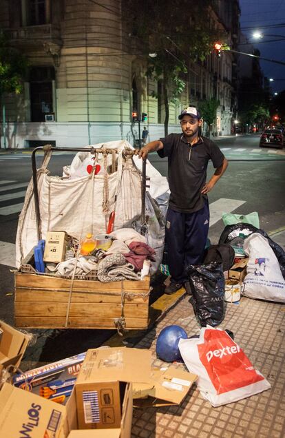 Jonatan es cartonero. En su carrito lleva objetos que recoge de la basura. Los llaman cartoneros porque empezaron recogiendo cartones en 2001.