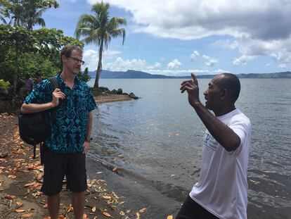 David Boyd escucha a un participante del programa Small Grants de la ONU en una de las islas del archipiélago de República de Fiyi.