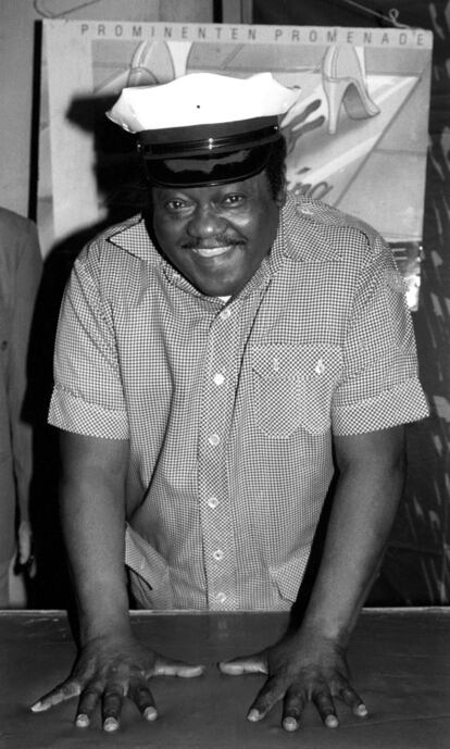 Fats Domino posa en el Paseo de la Fama de Róterdam (Holanda), 13 de abril 1991. 