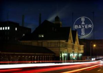 Vista del logo de Bayer detrás de la entrada a una fábrica de la compañía química y farmaceútica en Leverkusen (Alemania).