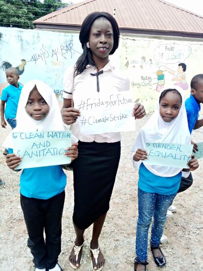 Oladosu Adenike es la primera activista en Nigeria que abrazó el movimiento internacional Fridays For Future y hace huelga cada viernes no yendo a clase. "Mucha gente ha empezado a ver esta situación como una crisis, que está ocurriendo ahora y están alzando la voz para decirles a los líderes que esperan que actúen". Adenike acompañó a Greta en su visita sorpresa el pasado viernes en la COP25.