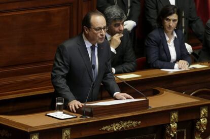 El presidente francés François Hollande durante su discurso ante los parlamentarios de las dos cámaras legislativas del país reunidas en Congreso extraordinario en Versalles.