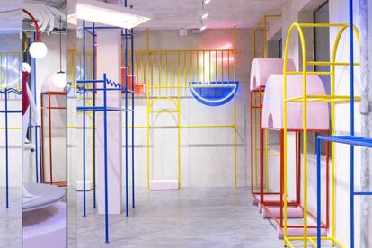 La nueva tienda Kling en Lavapiés es un parque de atracciones en colores primarios diseñado por el arquitecto Cito Ballesta.