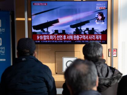 Varias personas ven las noticias en un televisor de una estación de Seúl, en Corea del Sur, este viernes 5 de enero.