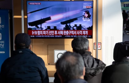Varias personas ven las noticias en un televisor de una estación de Seúl, en Corea del Sur, este viernes 5 de enero.