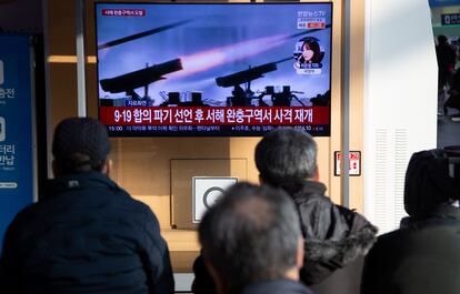 Varias personas ven las noticias en un televisor de una estación de Seúl, en Corea del Sur, este viernes 5 de enero.