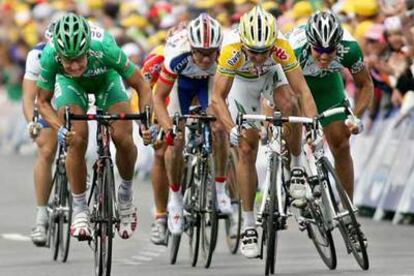 McEwen (el segundo a la derecha) se impone a Tom Boonen (a la izquierda).