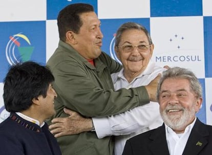 Hugo Chávez y Raúl Castro se abrazan ante Evo Morales (abajo a la izquierda) y Luiz Inácio Lula da Silva, durante la cumbre en la ciudad brasileña de Sauípe.