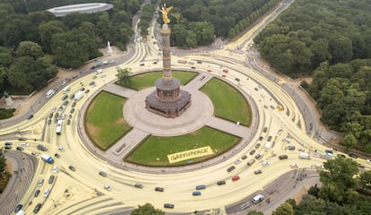 Acción de Greenpeace en la plaza de Grosser Stern, en Berlín.