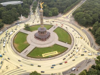 Acción de Greenpeace en la plaza de Grosser Stern, en Berlín.