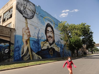 Uno de los murales sobre Maradona con el escudo y colores de Boca Juniors.