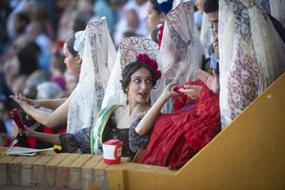 Las damas de la fiestas de Algeciras asisten a la corrida de toros.