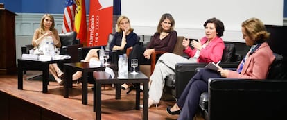 Irene Cano, de Facebook España;Marta Martínez, de IBM; Fuencisla Clemares, de Google; Helena Herrero, de HP, y Mireia las Heras, profesora de IESEy moderadora de la jornada Women in Tech, organizada por la Cámara de Comercio de EEUU.