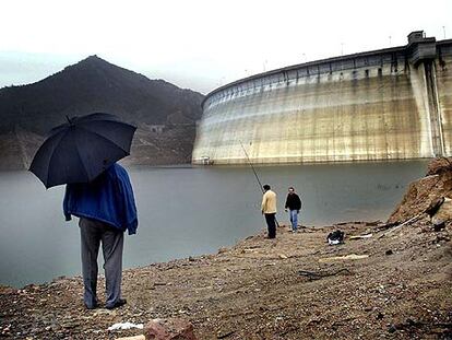 Las lluvias cayeron ayer con poca fuerza en el pantano de La Baells.