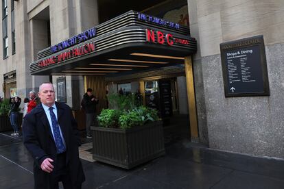 La puerta de los estudios de la NBC situados en el centro de Nueva York el 2 de mayo de 2023, día en que empezó la huelga de guionistas