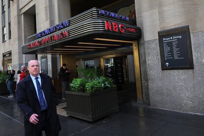 La puerta de los estudios de la NBC situados en el centro de Nueva York el 2 de mayo de 2023, día en que empezó la huelga de guionistas 