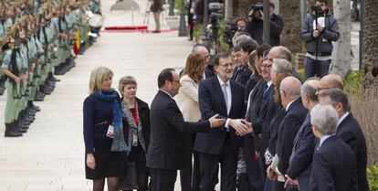 Los presidentes de los Gobiernos de Espa&ntilde;a, Mariano Rajoy, y Francia, Fran&ccedil;ois Hollande, seguidos de la presidenta de la Junta de Andaluc&iacute;a, Susana D&iacute;az, saludan a las diferentes autoridades a su llegada hoy a la XXV cumbre bilateral Hispano-Francesa que se desarrolla en M&aacute;laga.