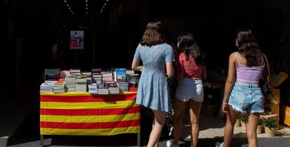 Una librería del centro de Barcelona este jueves, durante el Sant Jordi.
