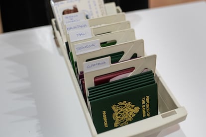 Los pasaportes de los menores, custodiados en una caja de disquetes en uno de los centros.